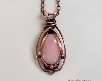 Collar con colgante de ópalo rosa peruano envuelto en alambre de cobre, regalo para el 7º o 22º aniversario.