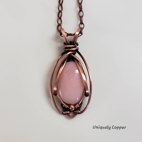 Collana con pendente in opale rosa peruviano avvolto in filo di rame, regalo ideale per il 7° o il 22° anniversario di matrimonio.