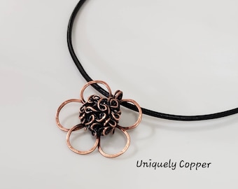 Draadgewikkelde koperen ketting met bloemhanger, jubileumcadeau