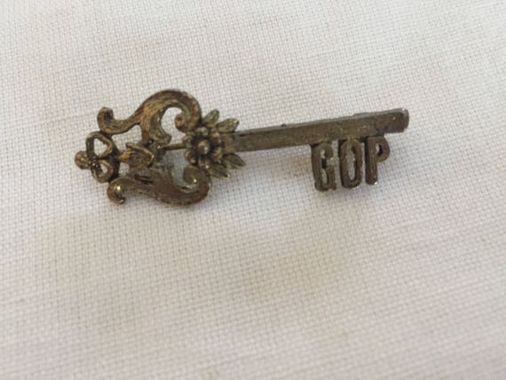 Vintage Skeleton Key Brooch-GOP - image 4