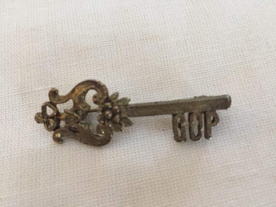 Vintage Skeleton Key Brooch-GOP - image 5