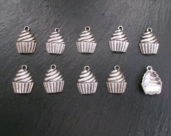 10 breloques cupcake en métal argenté 20 x 15mm