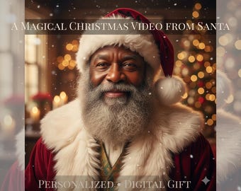 Op de afbeelding: Een portret van de Kerstman met een rode muts en jas met witte bontafwerking. De afbeelding bevat de tekst "A MAGICAL CHRISTMAS VIDEO FROM SANTA" en "PERSONALIZED DIGITAL GIFT". De achtergrond toont bokeh-lichten en een kerstboom.