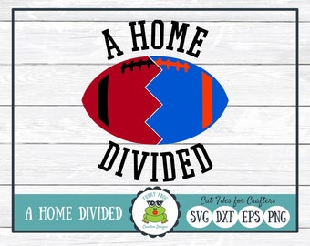 Puede incluir: Un hogar dividido, una bandera blanca con un balón de fútbol rojo y azul dividido por la mitad, con el texto "A Home Divided" sobre el balón y "Divided" debajo del balón. La bandera está colgada de un asta de bandera frente a un árbol con follaje otoñal.