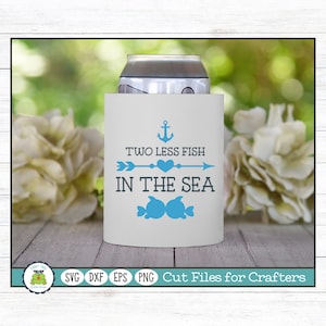 Può includere: Frigorifero per lattine bianco con un design blu di ancora, freccia, cuore e pesce. Il testo recita "Two Less Fish In The Sea".