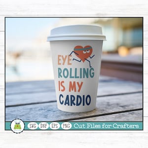 Pode incluir: Um copo de café para viagem branco com um desenho de coração vermelho que está correndo. O texto no copo diz "Eye Rolling is My Cardio".