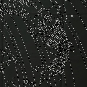 Puede incluir: Panel de tela negra con un diseño Sashiko blanco que presenta peces koi y patrones de agua. El diseño incluye el texto "WAGARA KF1123 Sashiko Panel 'Splashing Spirits' by Ky Fujita for QH Textiles © 2025 www.ghtextiles.com".