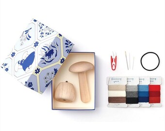 Clover Japan - Wooden Darning Mushroom kit with Clover Darning needles and darning thread