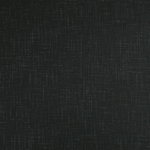 Puede incluir: Primer plano de una tela gris oscuro con una apariencia texturizada y tejida. La tela tiene un patrón sutil e irregular de líneas grises claras, creando una profundidad visual y una textura ligeramente rugosa. El tono general es oscuro y neutro.