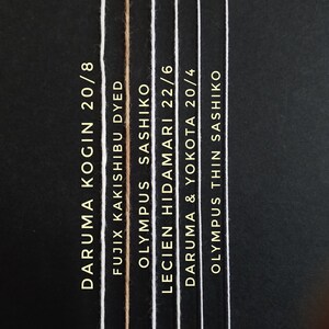 Puede incluir: Cinco carretes de hilo de diferentes colores y pesos. Los carretes est&aacute;n etiquetados con el nombre de la marca, el tipo de hilo y el peso. El hilo se utiliza para bordar y otras manualidades.