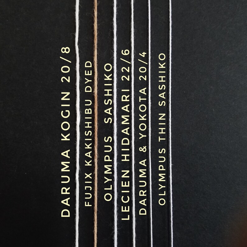 Puede incluir: Cinco carretes de hilo de diferentes colores y pesos. Los carretes est&aacute;n etiquetados con el nombre de la marca, el tipo de hilo y el peso. El hilo se utiliza para bordar y otras manualidades.