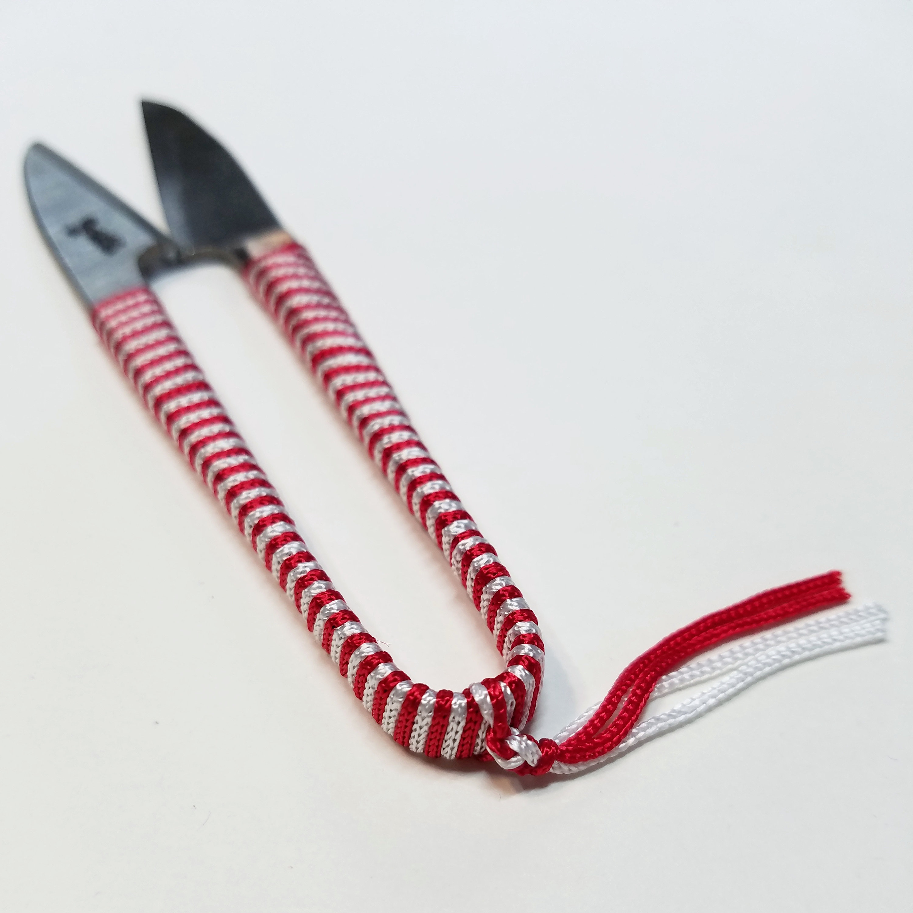 Japanese thread clipper snipper kuroha with red and white thread