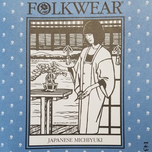 Puede incluir: Una ilustración en blanco y negro de una mujer con una túnica tradicional japonesa Michiyuki. Está de pie frente a una ventana con un bonsái en una mesa. La imagen es del patrón Folkwear #143.