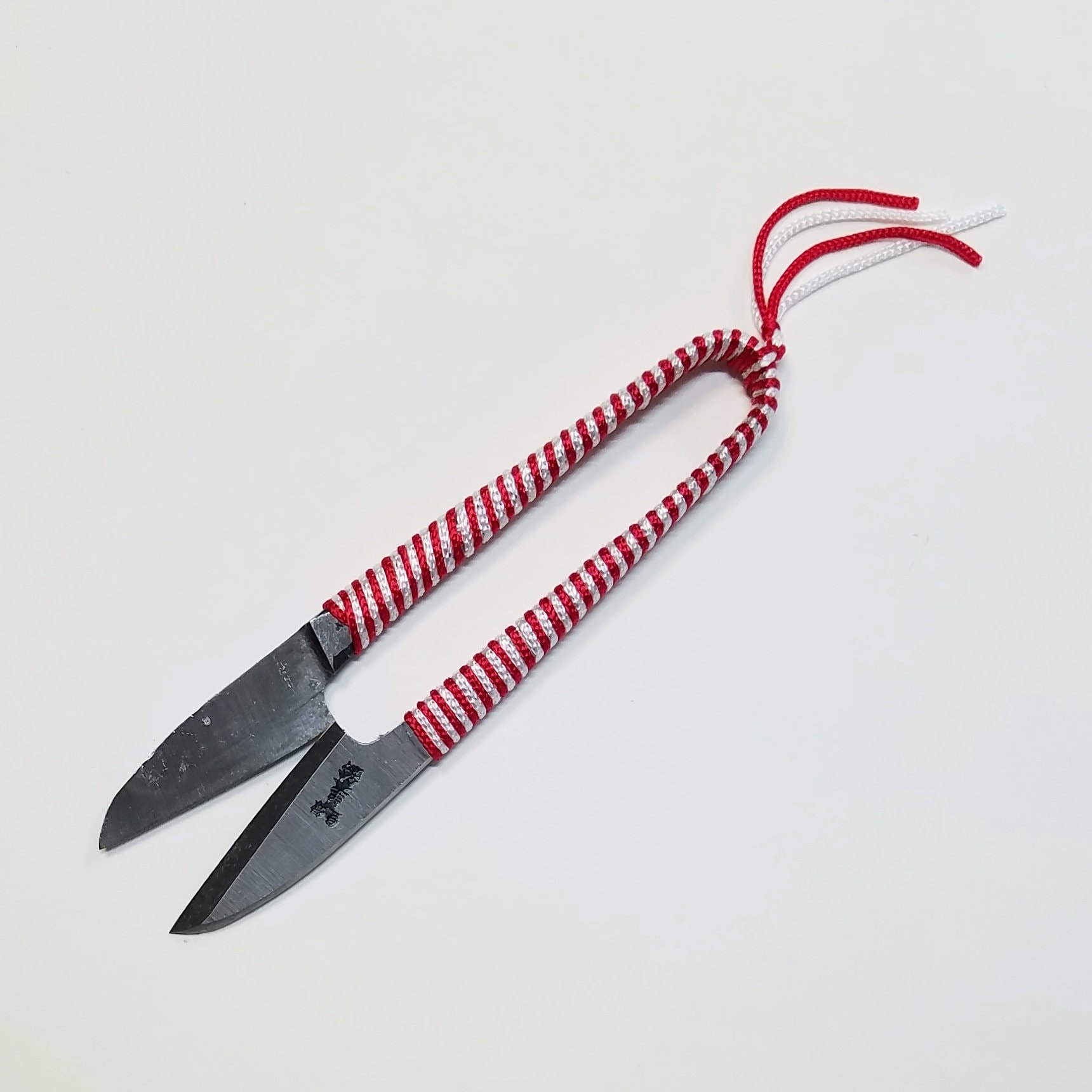 Japanese thread clipper snipper kuroha with red and white thread