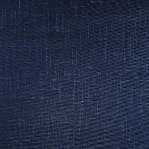 Peut inclure: Gros plan sur un tissu bleu marine avec un tissage texturé. Le tissu présente un motif quadrillé subtil créé par des fils bleu clair, lui donnant un aspect raffiné. La couleur générale est un bleu profond et riche.
