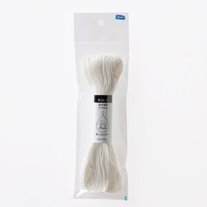 Puede incluir: Una bobina de hilo de algod&oacute;n blanco con la etiqueta "糸20/6 染色用 For dyeing re-marche 20m x 2ply".