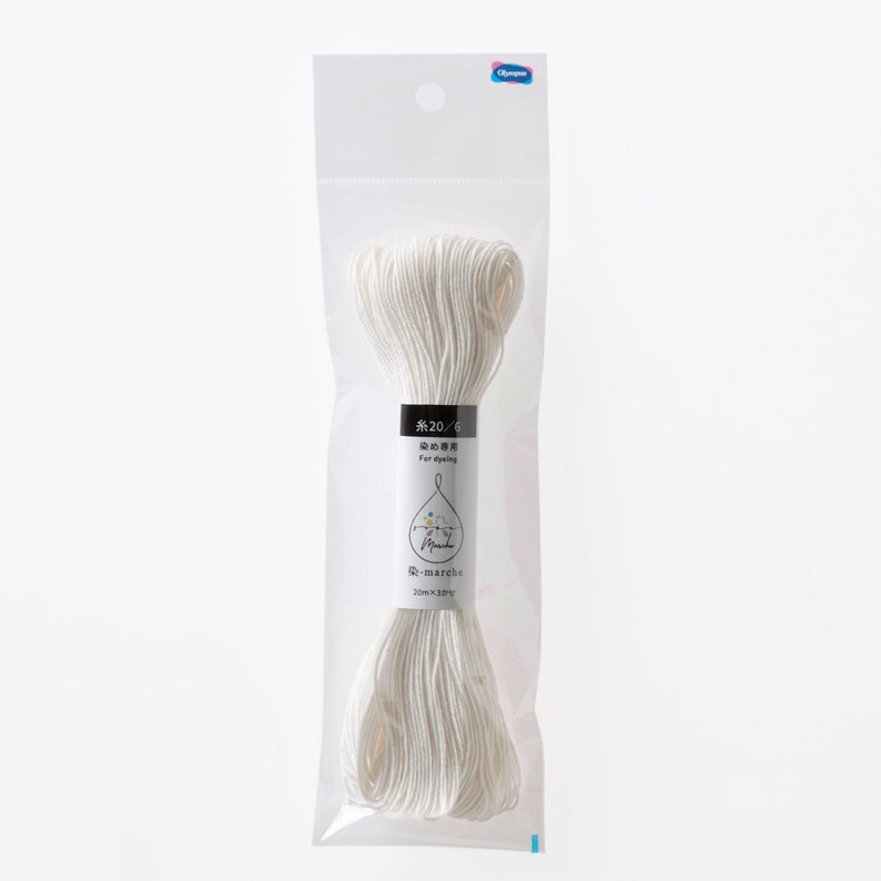 Puede incluir: Una bobina de hilo de algod&oacute;n blanco con la etiqueta "糸20/6 染色用 For dyeing re-marche 20m x 2ply".