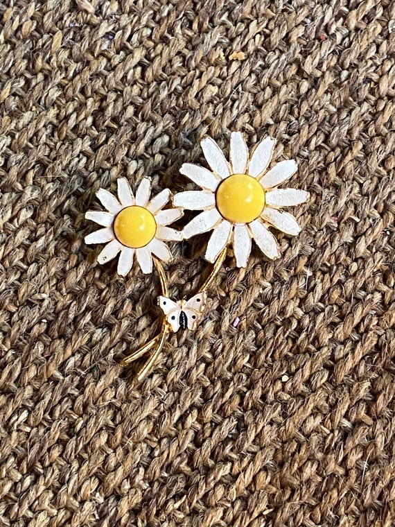 Signed Weiss White Yellow Double Enamel Daisy wit… - image 1