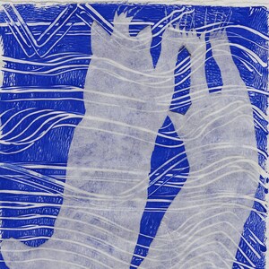 Op de afbeelding: Abstracte blauw-witte prent met twee gestileerde figuren. De figuren zijn wit met horizontale lijnen, tegen een blauwe achtergrond met golvende lijnen. Het kunstwerk heeft een getextureerde, handgemaakte uitstraling.
