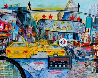 Può includere: Un taxi giallo che guida attraverso Times Square a New York City. Il taxi ha uno specchietto retrovisore che mostra una vista della città con taxi gialli. Il tassametro segna $ 4,02 e 19,4 km. L'immagine è un collage di diverse immagini e texture.