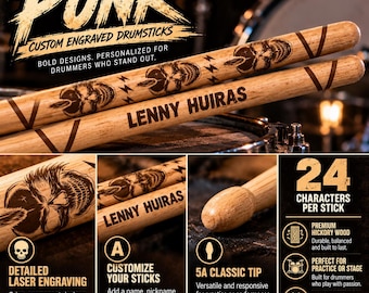 Könnte beinhalten: Zwei hellbraune Schlagzeugstöcke aus Holz mit lasergravierten Totenkopfmotiven und dem Text LENNY HUIRAS. Die Stöcke haben 5A-Standardspitzen und bestehen aus Hickory-Holz. Das Bild enthält den Text PUNK CUSTOM ENGRAVED DRUMSTICKS.