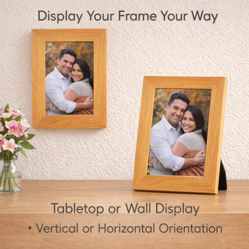 Pu&ograve; includere: Due cornici in legno, una appesa a una parete strutturata e l'altra su una superficie in legno. Ogni cornice contiene una fotografia di una coppia. Il testo in alto recita "Display Your Frame Your Way". Il testo in basso recita "Tabletop or Wall Display - Vertical or Horizontal Orientation".