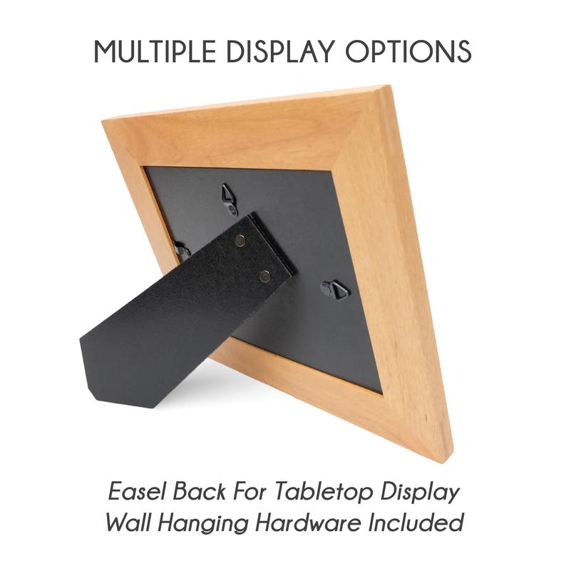 Pu&ograve; includere: Una cornice in legno marrone chiaro con retro nero e cavalletto per l'esposizione sul tavolo. La cornice ha molteplici opzioni di visualizzazione e include l'hardware per appenderla al muro. Il testo "MULTIPLE DISPLAY OPTIONS" e "Easel Back For Tabletop Display Wall Hanging Hardware Included" sono visibili.