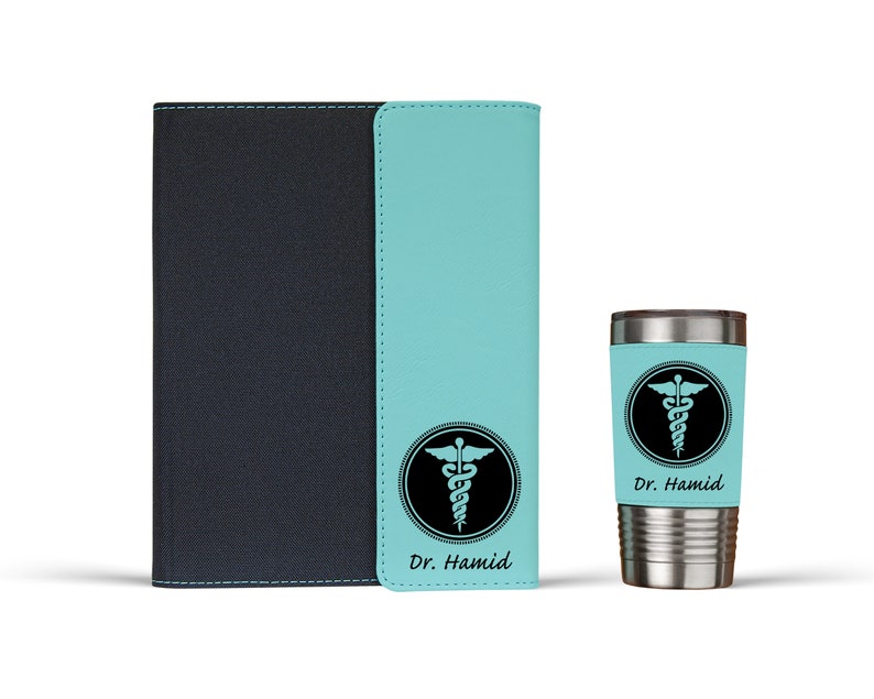 K&ouml;nnte beinhalten: Ein personalisiertes Notizbuch- und Becher-Set in Tealblau und Schwarz mit einem medizinischen Caduceus-Symbol und dem Namen "Dr. Hamid".