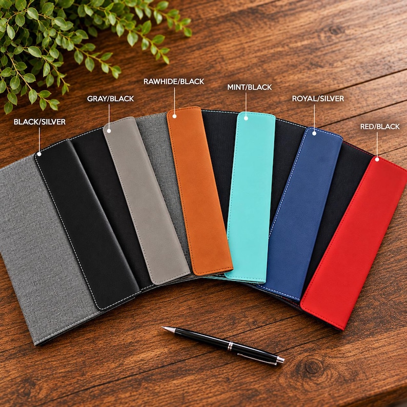 Pu&ograve; includere: Una collezione di astucci rettangolari disposti a ventaglio, con varie combinazioni di colori etichettate come Black/Silver, Gray/Black, Rawhide/Black, Mint/Black, Royal/Silver e Red/Black. Una penna nera e argento si trova in primo piano.