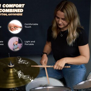 Puede incluir: Una mujer toca una bater&iacute;a con baquetas de madera. Las baquetas se muestran en primer plano con texto que describe sus caracter&iacute;sticas: "Drop Shaped", "Comfortable Touch", "Moderate Thickness", "Light and Portable".