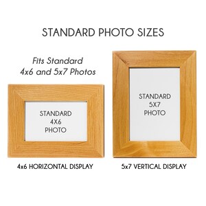 Pu&ograve; includere: Due cornici in legno, una orizzontale e una verticale, che mostrano foto standard 4x6 e 5x7. Il testo "STANDARD PHOTO SIZES" e "Fits Standard 4x6 and 5x7 Photos" sono in alto. Le cornici sono marrone chiaro.