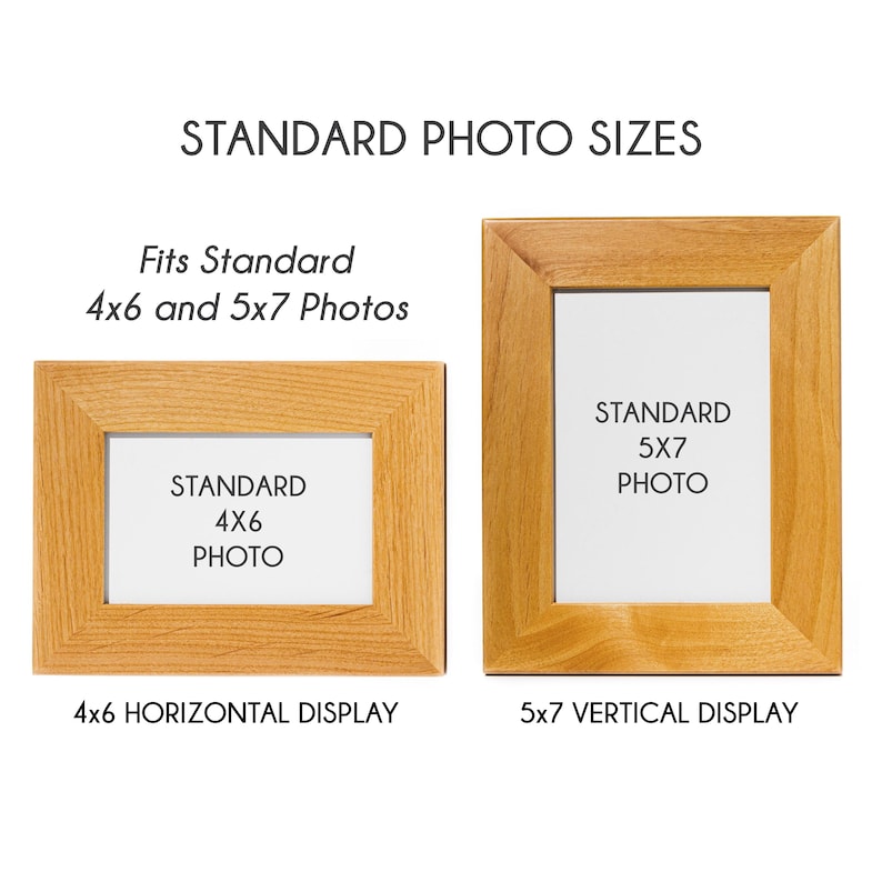Pu&ograve; includere: Due cornici in legno, una orizzontale e una verticale, che mostrano foto standard 4x6 e 5x7. Il testo "STANDARD PHOTO SIZES" e "Fits Standard 4x6 and 5x7 Photos" sono in alto. Le cornici sono marrone chiaro.