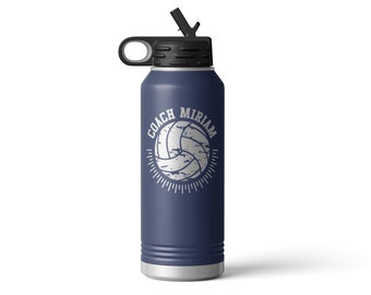 Può includere: Una bottiglia d'acqua in acciaio inossidabile blu navy con un tappo nero e una cannuccia. La bottiglia ha una grafica di pallavolo bianca con il testo "COACH MIRIAM" intorno.