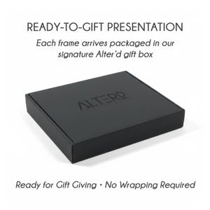 K&ouml;nnte beinhalten: Eine mattschwarze rechteckige Geschenkbox mit dem aufgedruckten Text ALTER'D auf dem Deckel. Der Text &uuml;ber der Box lautet READY-TO-GIFT PRESENTATION. Each frame arrives packaged in our signature Alter'd gift box. Ready for Gift Giving &bull; No Wrapping Required.