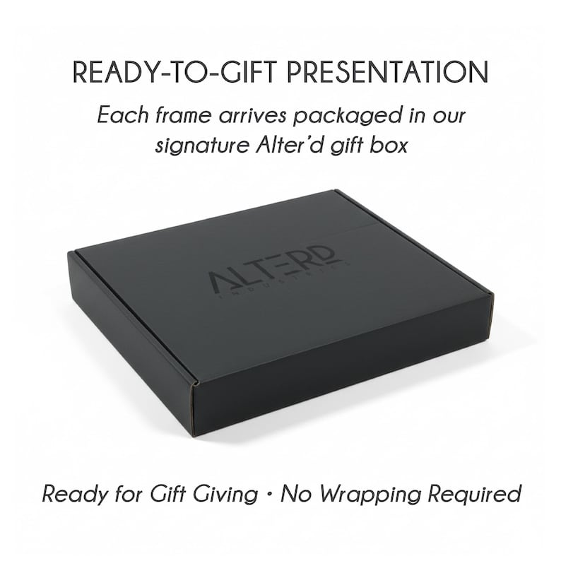 K&ouml;nnte beinhalten: Eine mattschwarze rechteckige Geschenkbox mit dem aufgedruckten Text ALTER'D auf dem Deckel. Der Text &uuml;ber der Box lautet READY-TO-GIFT PRESENTATION. Each frame arrives packaged in our signature Alter'd gift box. Ready for Gift Giving &bull; No Wrapping Required.