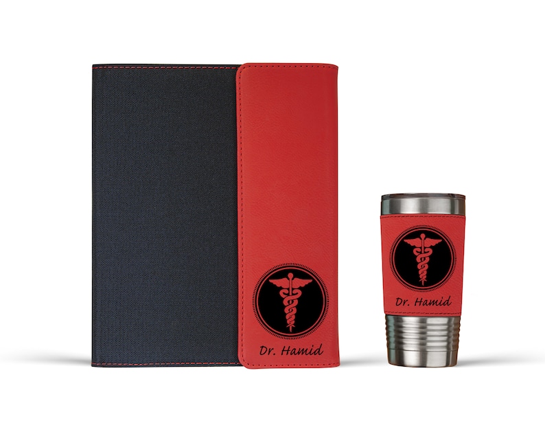 K&ouml;nnte beinhalten: Ein rotes und schwarzes Kunstleder-Journal mit einem medizinischen Symbol und dem Namen "Dr. Hamid" auf der Vorderseite. Eine passende rote und schwarze Reise-Thermoskanne mit dem gleichen Symbol und Namen ist ebenfalls enthalten.