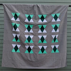 Queen Quilt - Berg- und Taldecke in Petrol, Weiß auf dunkelgrauem Leinen