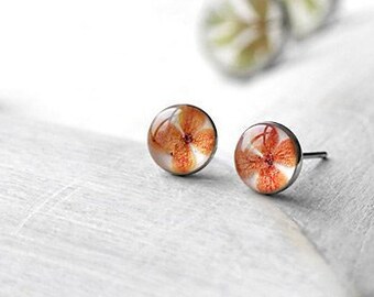 Pressed flower studs earrings resin Real flowers studs Orange hydrangea studs Green leaf post earrings Tiny studs Mini earrings