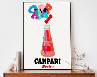 Pode incluir: Um cartaz de estilo vintage que anuncia Campari Soda. O cartaz apresenta uma garrafa vermelha e branca de Campari Soda com a palavra "Campari" em letras pretas em negrito e "Soda" em letras pretas menores abaixo. A palavra "Campari" está escrita em letras coloridas acima da garrafa.