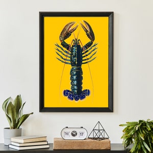 Puede incluir: Una ilustraci&oacute;n vintage de una langosta azul con marcas amarillas y negras sobre un fondo amarillo brillante. La langosta est&aacute; representada en un estilo realista detallado, con sus garras levantadas y sus antenas extendidas.