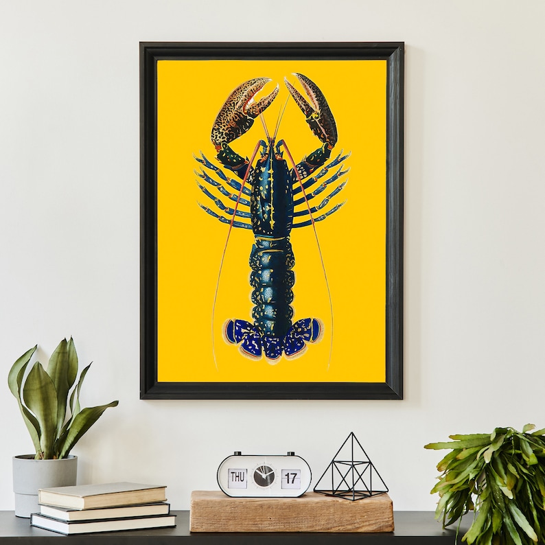 Puede incluir: Una ilustraci&oacute;n vintage de una langosta azul con marcas amarillas y negras sobre un fondo amarillo brillante. La langosta est&aacute; representada en un estilo realista detallado, con sus garras levantadas y sus antenas extendidas.