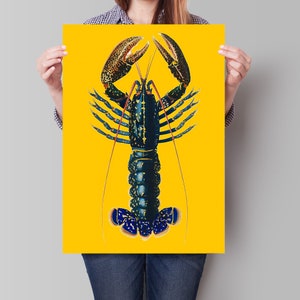 Puede incluir: Una ilustraci&oacute;n de una langosta azul y amarilla sobre un fondo amarillo. La langosta tiene garras azules y un cuerpo negro con manchas amarillas.