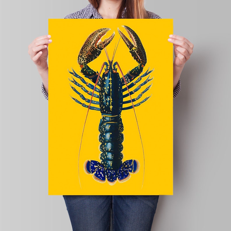 Puede incluir: Una ilustraci&oacute;n de una langosta azul y amarilla sobre un fondo amarillo. La langosta tiene garras azules y un cuerpo negro con manchas amarillas.