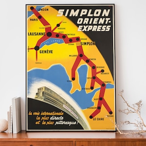 Può includere: Un manifesto di viaggio vintage per la linea ferroviaria Simplon Orient-Express. Il manifesto presenta una mappa dell'Europa con una linea rossa che traccia il percorso del treno da Londra al Cairo. Il testo "Simplon Orient-Express" è in grandi caratteri grassetto nella parte superiore del manifesto. Il manifesto è in giallo, rosso, blu e nero.