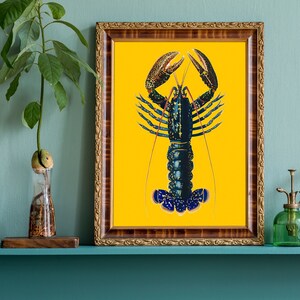 Puede incluir: Una impresi&oacute;n enmarcada de una langosta azul y amarilla sobre un fondo amarillo. La langosta est&aacute; representada en una ilustraci&oacute;n de estilo vintage.