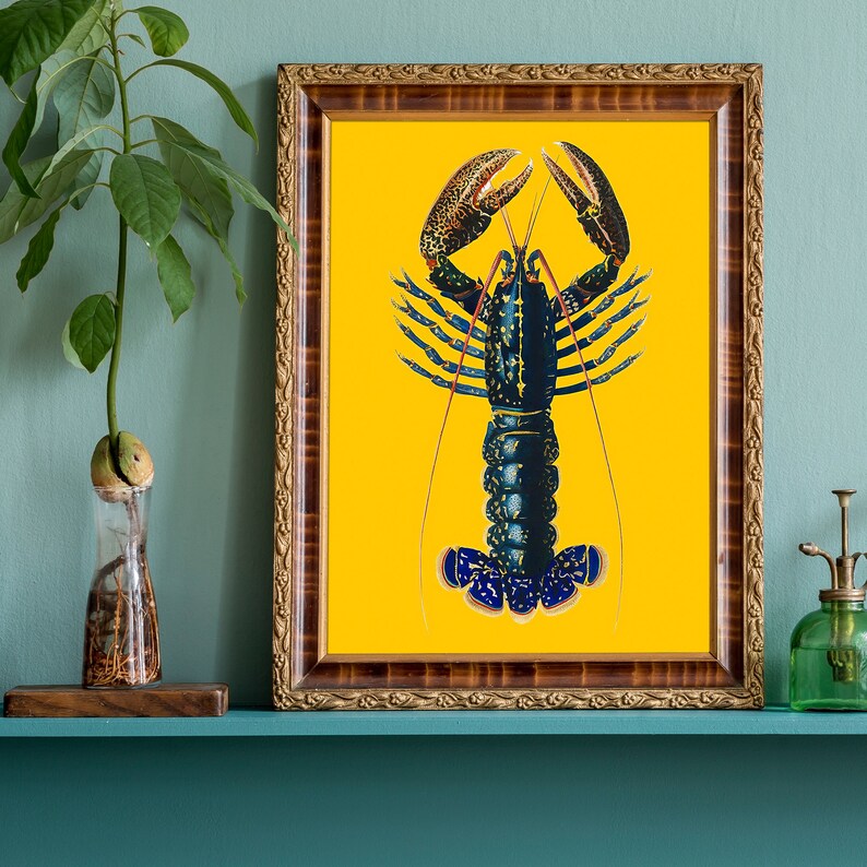 Puede incluir: Una impresi&oacute;n enmarcada de una langosta azul y amarilla sobre un fondo amarillo. La langosta est&aacute; representada en una ilustraci&oacute;n de estilo vintage.