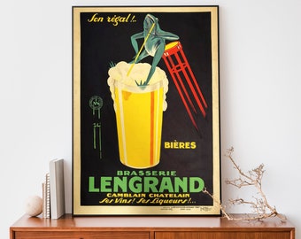Op de afbeelding: Een vintage Franse bierreclame met een groene kikker die op een rode kruk zit, bovenop een glas bier. De tekst luidt "Son régal!" en "BRASSERIE LENGRAND CAMBLAIN CHATELAIN Ses Vins! Ses Liqueurs! ..."