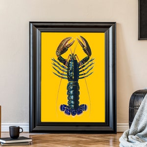Puede incluir: Una impresi&oacute;n enmarcada de una langosta azul con marcas amarillas y negras sobre un fondo amarillo. La langosta est&aacute; representada en una ilustraci&oacute;n de estilo vintage.
