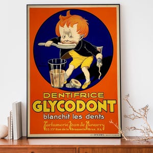 Pode incluir: Cartaz publicitário vintage para pasta de dentes Glycodont. O cartaz apresenta uma ilustração de desenho animado de uma criança escovando os dentes. O cartaz tem um esquema de cores vibrantes laranja e azul com texto em amarelo e branco.