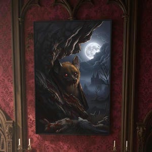 Peut inclure: Une œuvre encadrée représentant une chauve-souris aux yeux rouges émergeant d'un arbre, sur fond de pleine lune et de paysage gothique sombre. L'œuvre est exposée au-dessus d'une cheminée avec un feu, flanquée de bibliothèques et de bougeoirs.